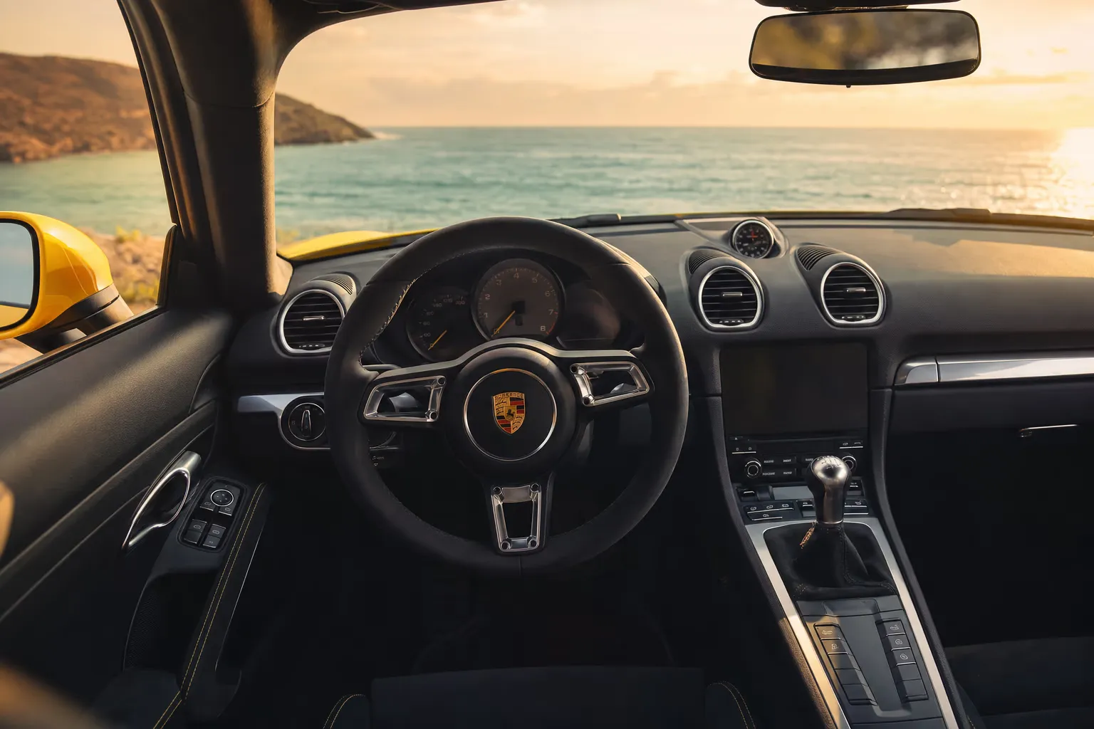 Interni di Porsche 718 Cayman – noleggio in Sardegna