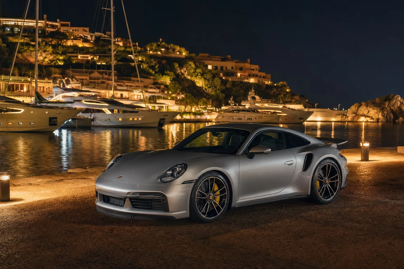 Porsche 911 Turbo di notte in una marina esclusiva in Sardegna