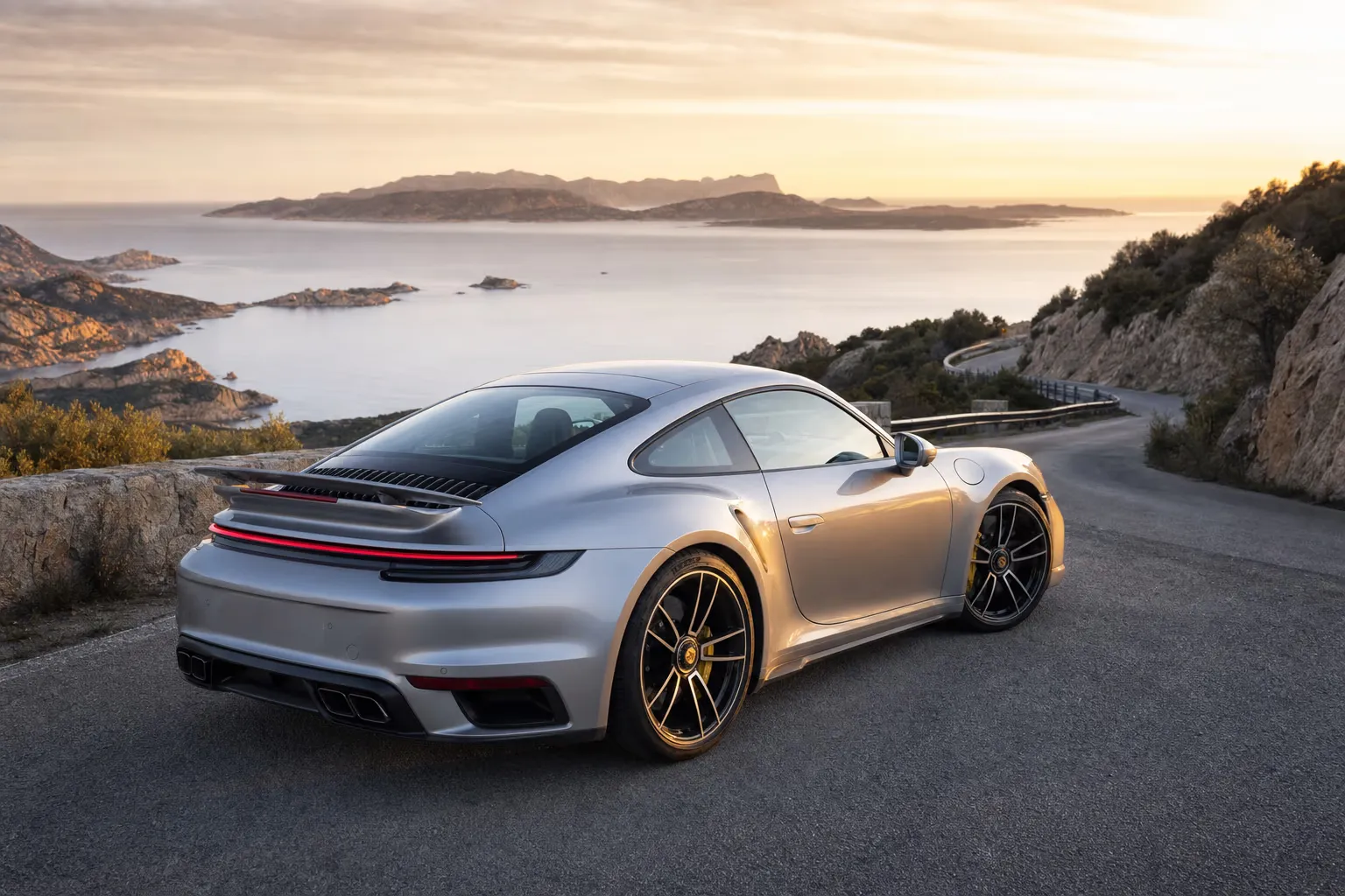Porsche 911 Turbo su strada costiera in Sardegna