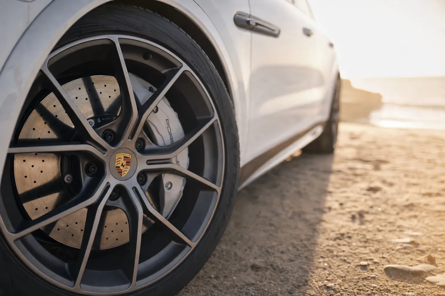 Dettaglio cerchio e pinza freno della Porsche Cayenne