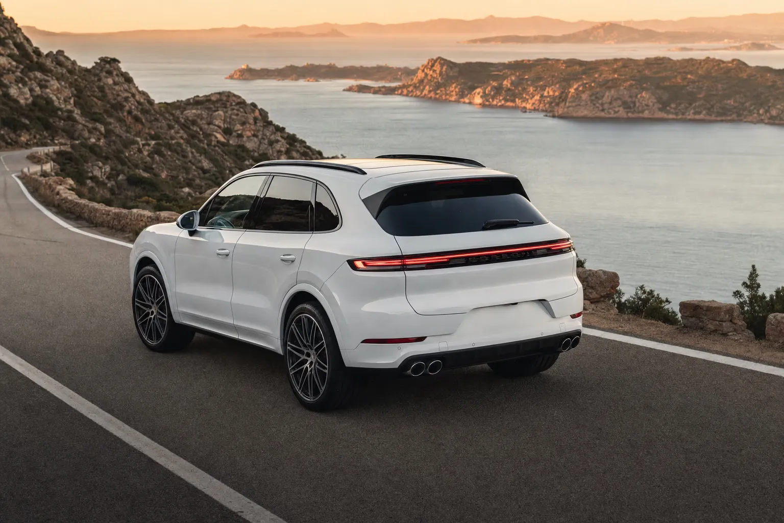 Porsche Cayenne su strada costiera in Sardegna