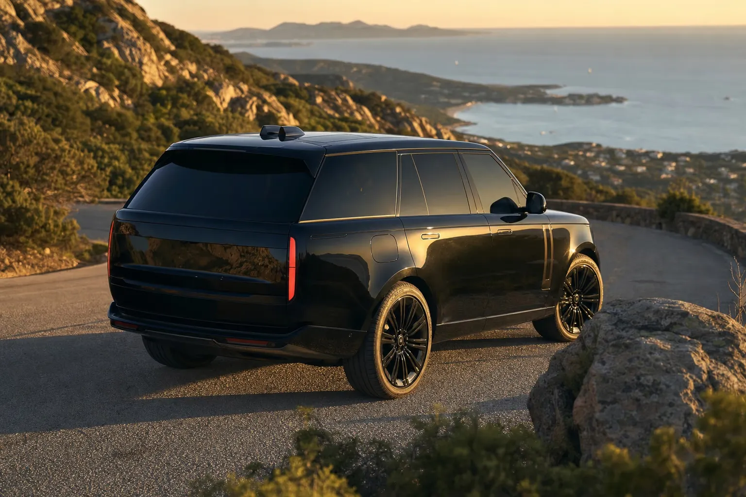 Range Rover Range Rover su strada costiera in Sardegna