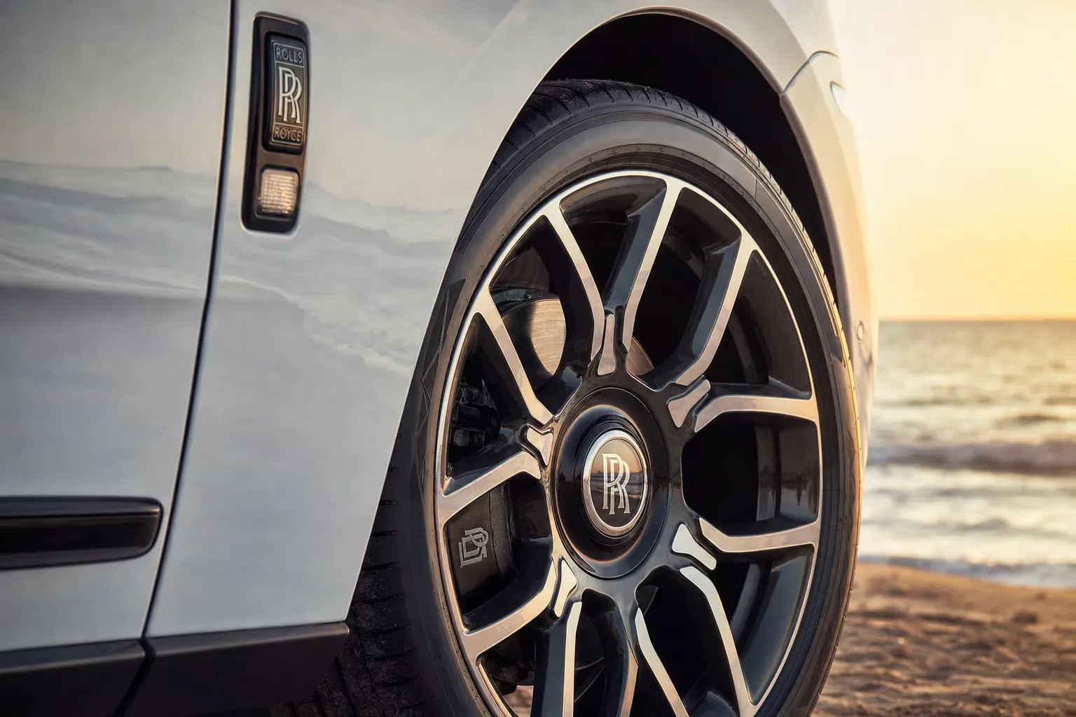 Dettaglio cerchio e pinza freno della Rolls-Royce Cullinan