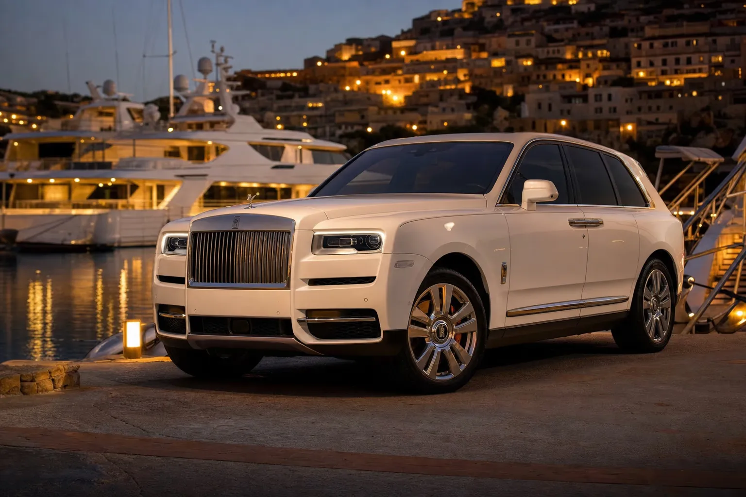 Rolls-Royce Cullinan di notte in una marina esclusiva in Sardegna