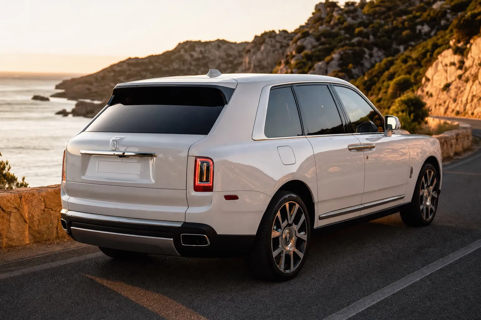 Rolls-Royce Cullinan su strada costiera in Sardegna