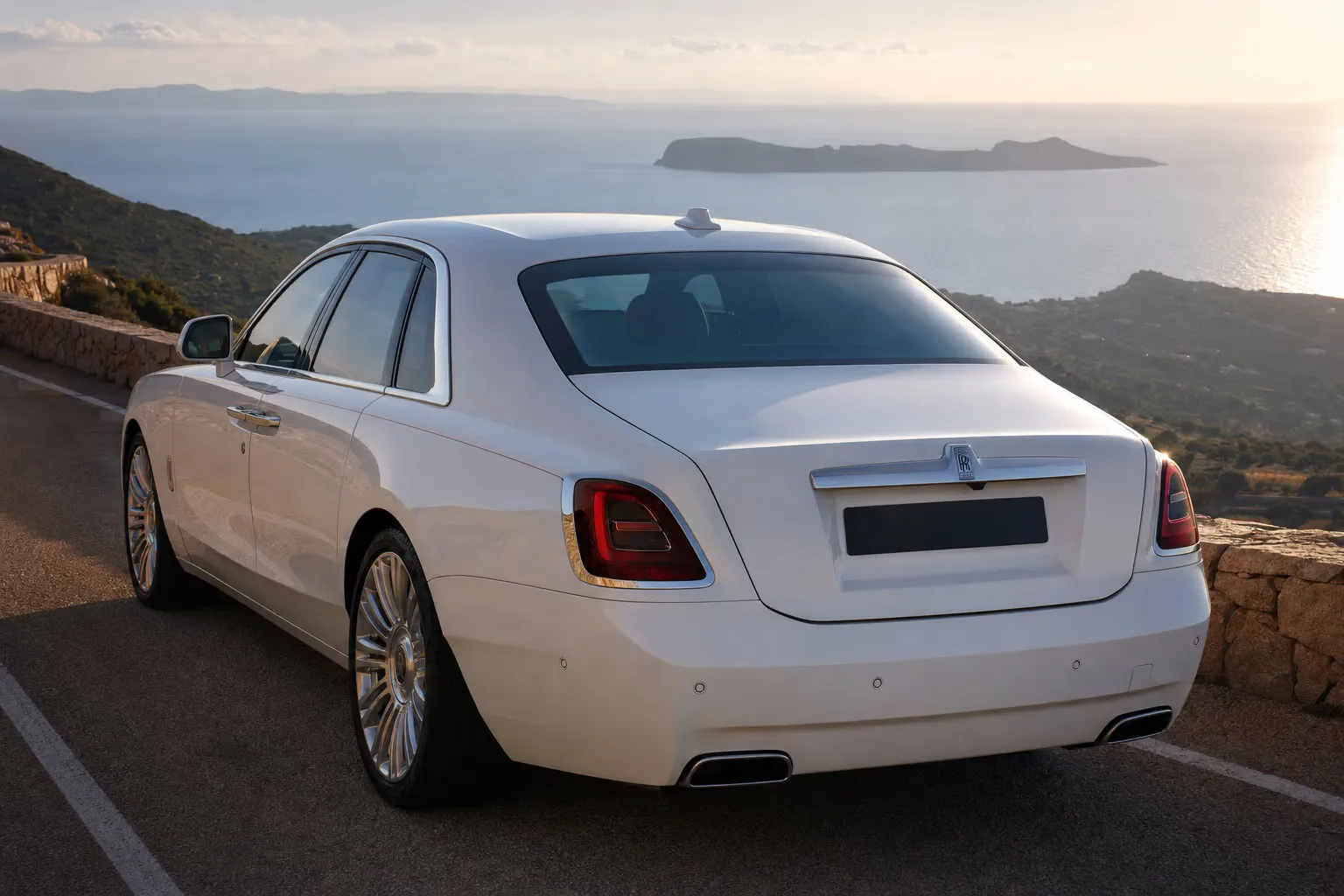 Rolls-Royce Ghost su strada costiera in Sardegna