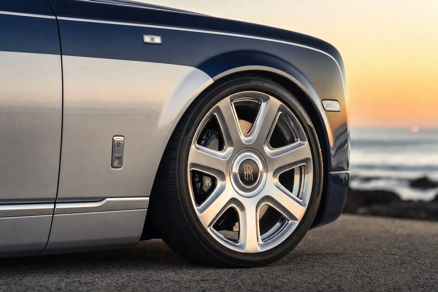 Dettaglio cerchio e pinza freno della Rolls-Royce Phantom