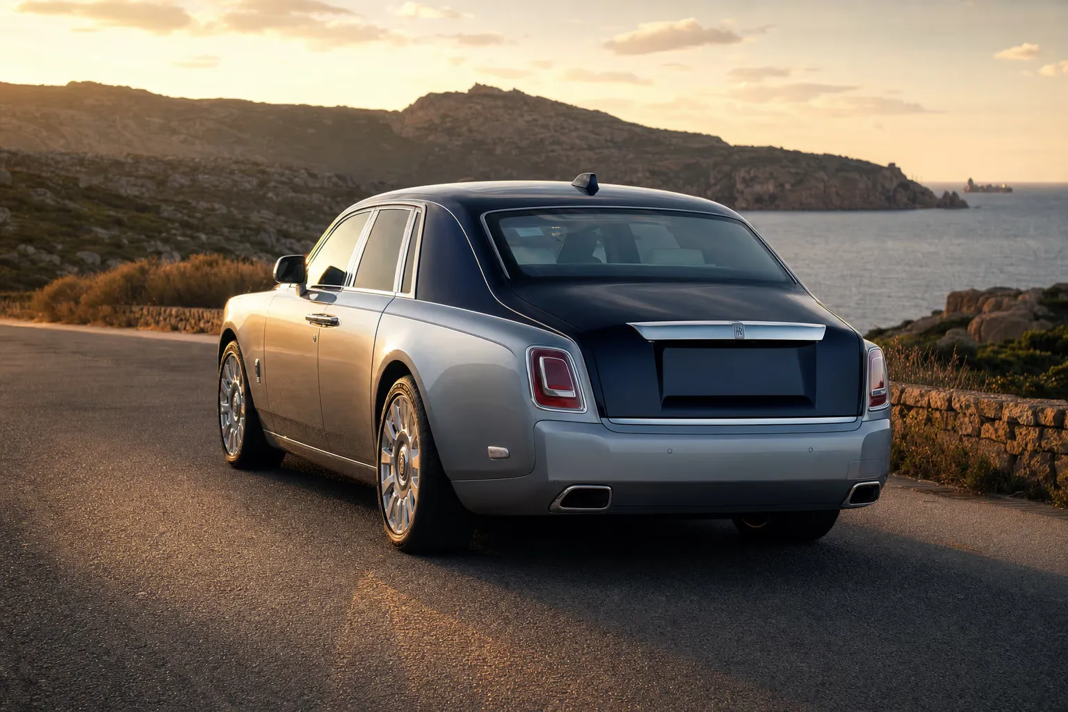 Rolls-Royce Phantom su strada costiera in Sardegna